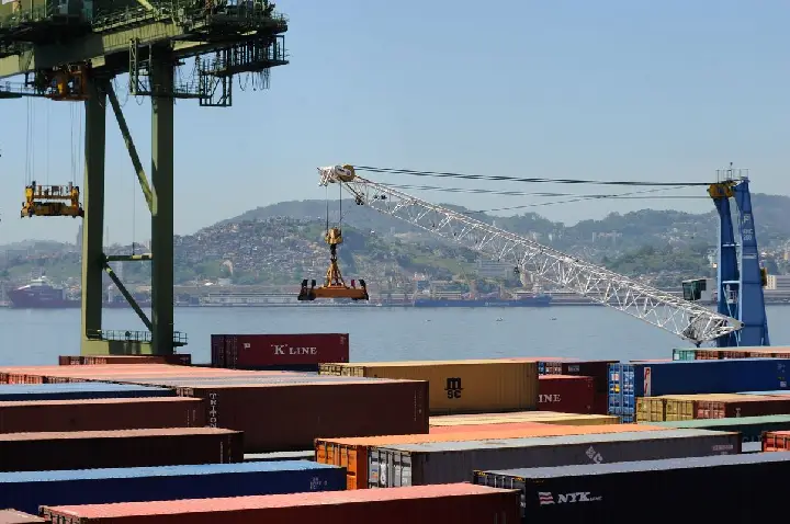 Balança comercial tem superávit de US$ 7,4 bilhões em agosto