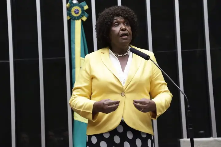 Câmara aprova acordo pela igualdade de trabalhadores homens e mulheres com responsabilidade familiar