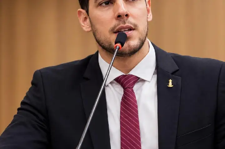 Charles da Educação comemora sanção de gratificação para diretores e coordenadores em VG