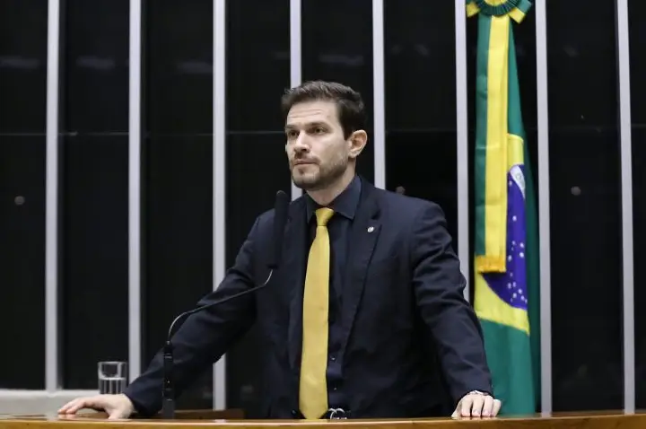 Comissão aprova comparecimento obrigatório de agressor a programa de reeducação