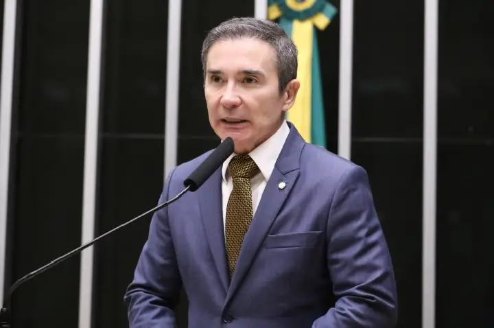 Comissão de Educação aprova projeto que proíbe uso de contêineres e lonas em escolas
