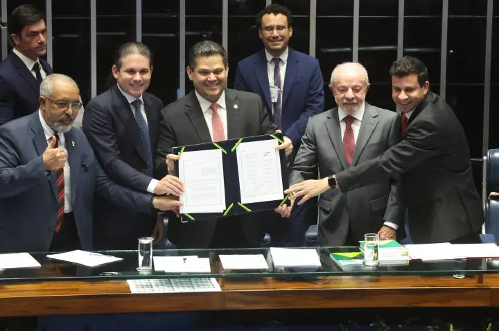 Congresso promulga emenda que acaba com escala 6x1 e estabelece jornada máxima de 40 horas semanais