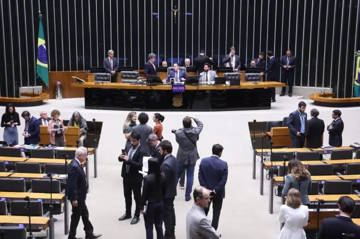 Deputados analisam requerimentos de urgência em Plenário; acompanhe