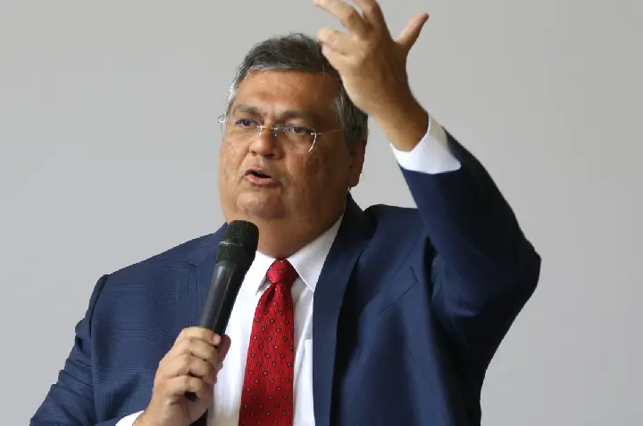 Dino bloqueia R$ 119 milhões de Valdemar por suspeitas em emendas