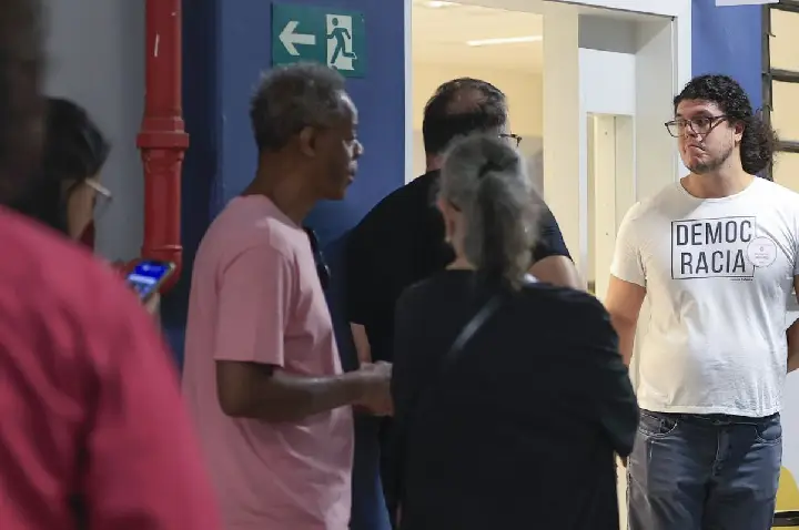 Eleitores têm até as 17h para escolher candidatos
