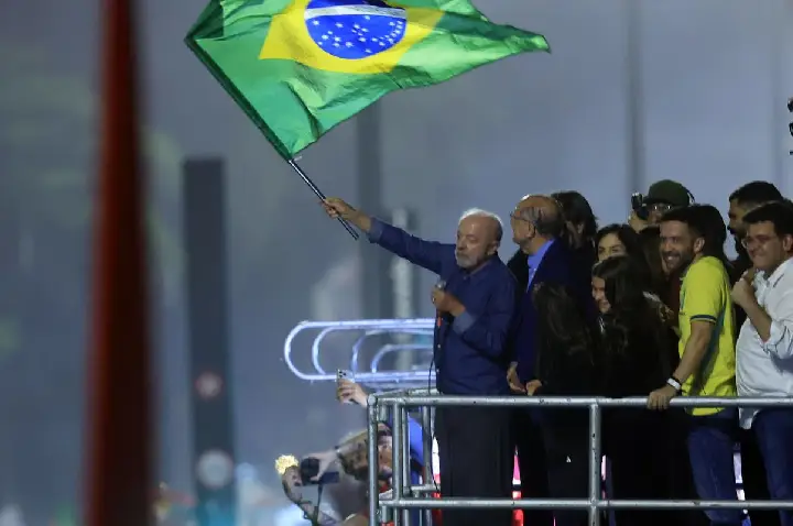 Em festa da vitória, Lula pede que público cante Hino da Independência