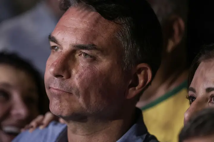 Em sabatina, Flávio não explica propostas e faz acusações sem provas