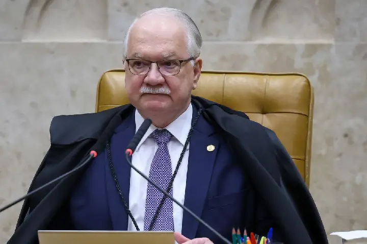 Fachin nega pedido para afastar Dino de ações sobre Flávio Bolsonaro