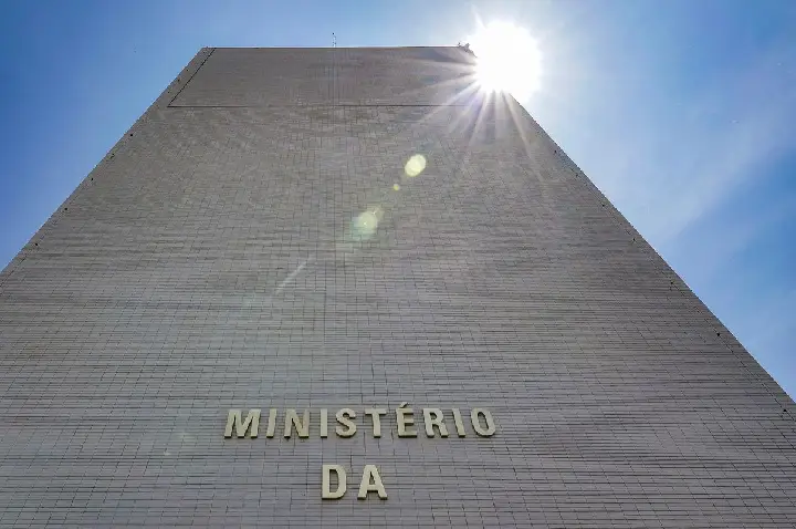 Governo bloqueia R$ 22,1 bi do Orçamento de 2026