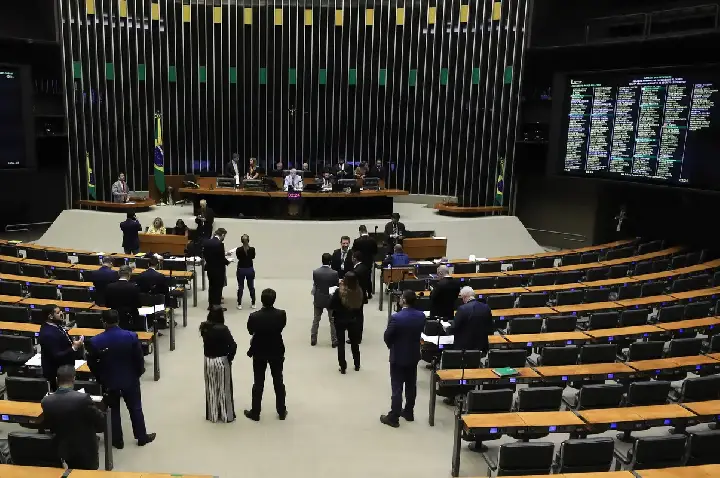 Minirreforma eleitoral limita e parcela multa a partidos políticos