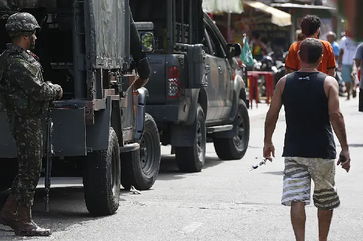 Polícia faz ação para cumprir 56 mandados de prisão na Maré, no Rio