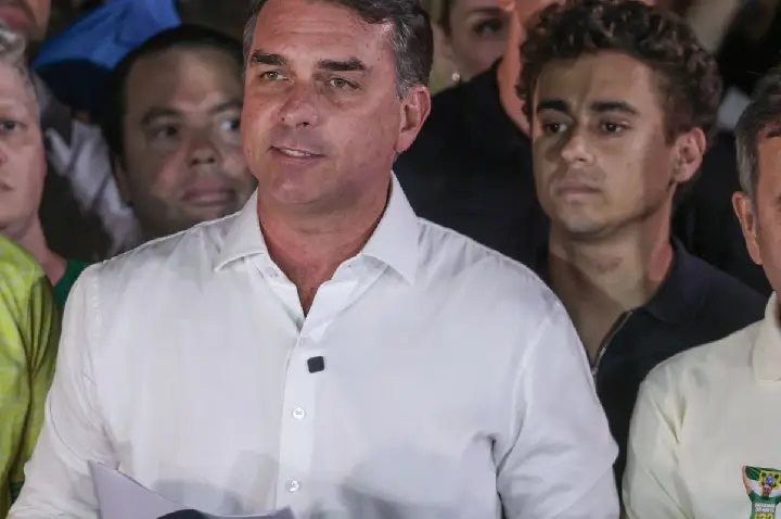 Polícia Federal cancela passaportes de Flávio Bolsonaro