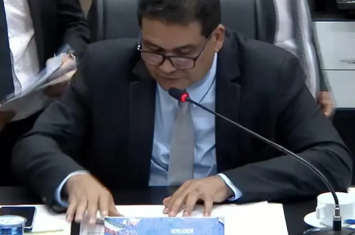 POR UM VOTO, WANDERLEY MANTÉM COMANDO DA CÂMARA DE VG