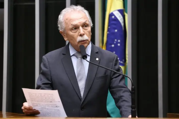 Projeto prevê substituição gradual de plásticos descartáveis no setor público e em escolas