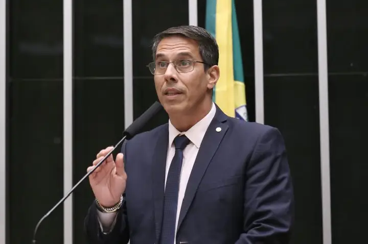 Projeto proíbe postos de gasolina de cobrarem preços diferentes para pagamentos em dinheiro ou Pix