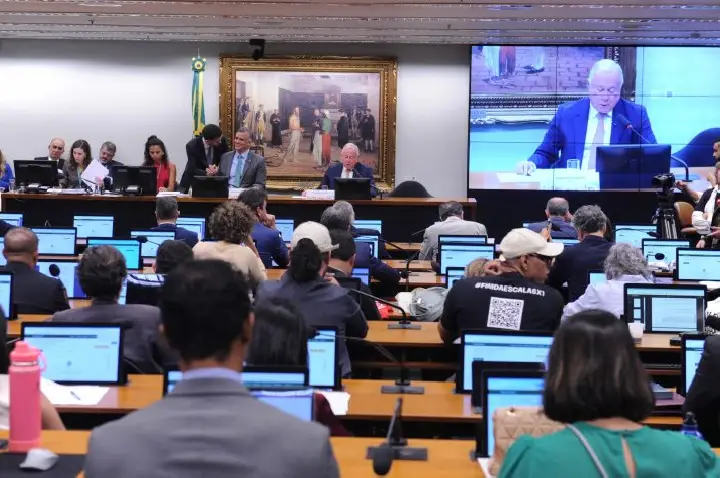 Relator é favorável ao fim da escala de trabalho 6x1; votação das propostas na comissão é adiada