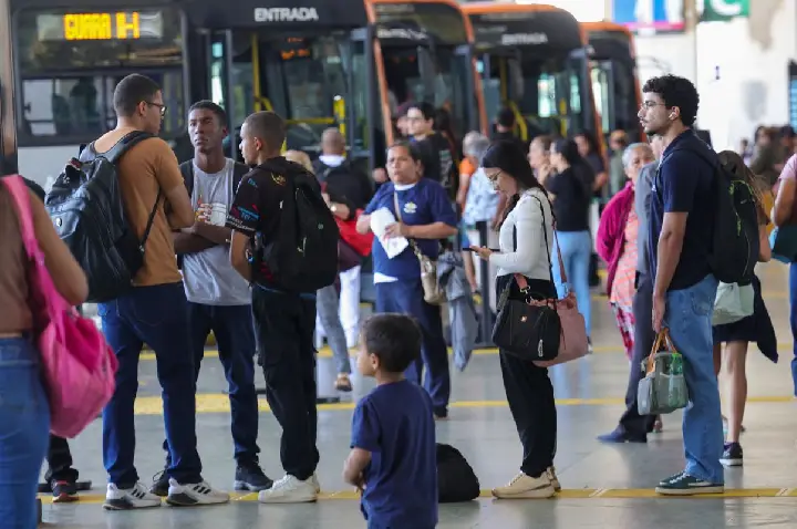 Setor de serviços fica estável em julho e sobe 2,4% em 12 meses
