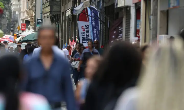 Taxa de desemprego de pretos é 55% maior que a de brancos, revela IBGE