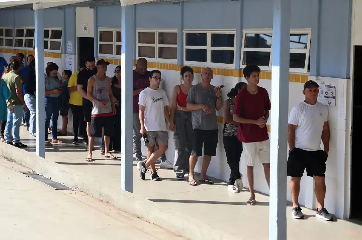 Zanin manda ampliar horário de votação até as 19h em todo o país