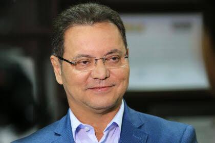 Botelho Lidera Pesquisas e Mantém Independência na Pré-Candidatura em Cuiabá