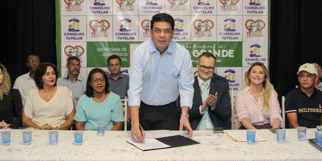 MAIS SEGURANÇA, MAIS RESPEITO KALIL EMPOSSA CONSELHEIROS TUTELARES E SUPLENTES E COBRA DEDICAÇÃO REDOBRADA   EM CERIMÔNIA CONCORRIDA, O PREFEITO DEU POSSE AOS 15 CONSELHEIROS TUTEL