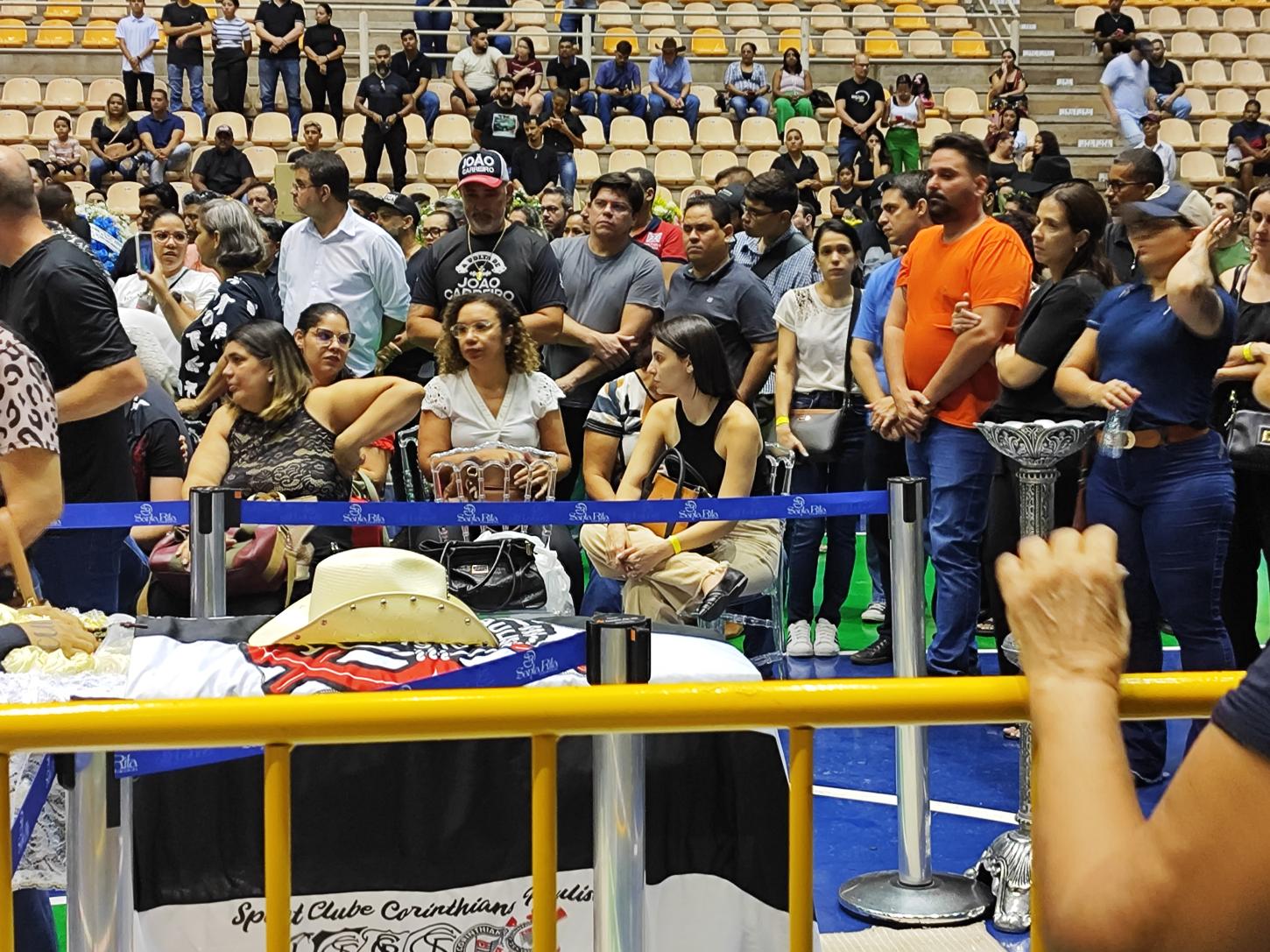 Adeus a João Carreiro: Emoção marca velório aberto ao público