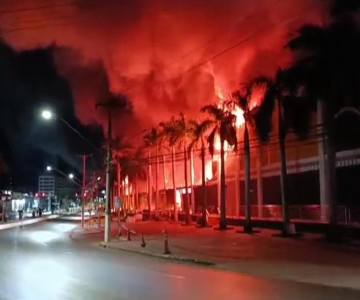 Incêndio Destrói Shopping Popular de Cuiabá