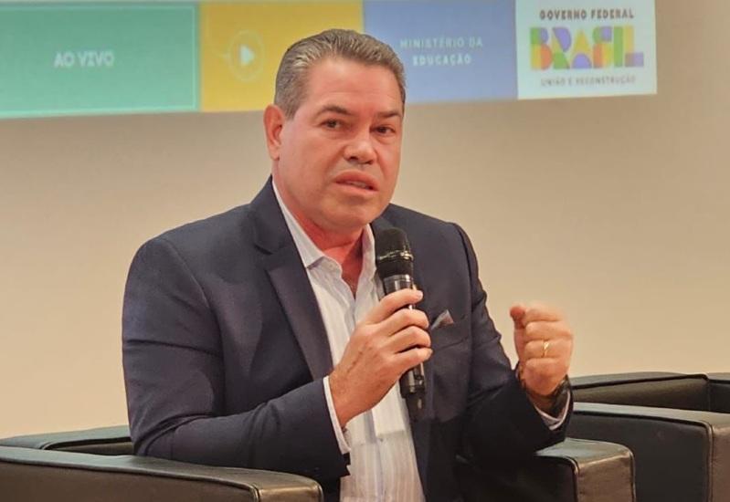 Silvio Fidelis destaca legado na Educação e deseja sucesso à gestão de Flávia Moretti