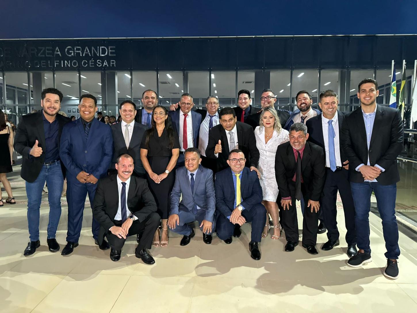 Cerqueira é diplomado e posa com 17 vereadores para garantir presidência em 2025
