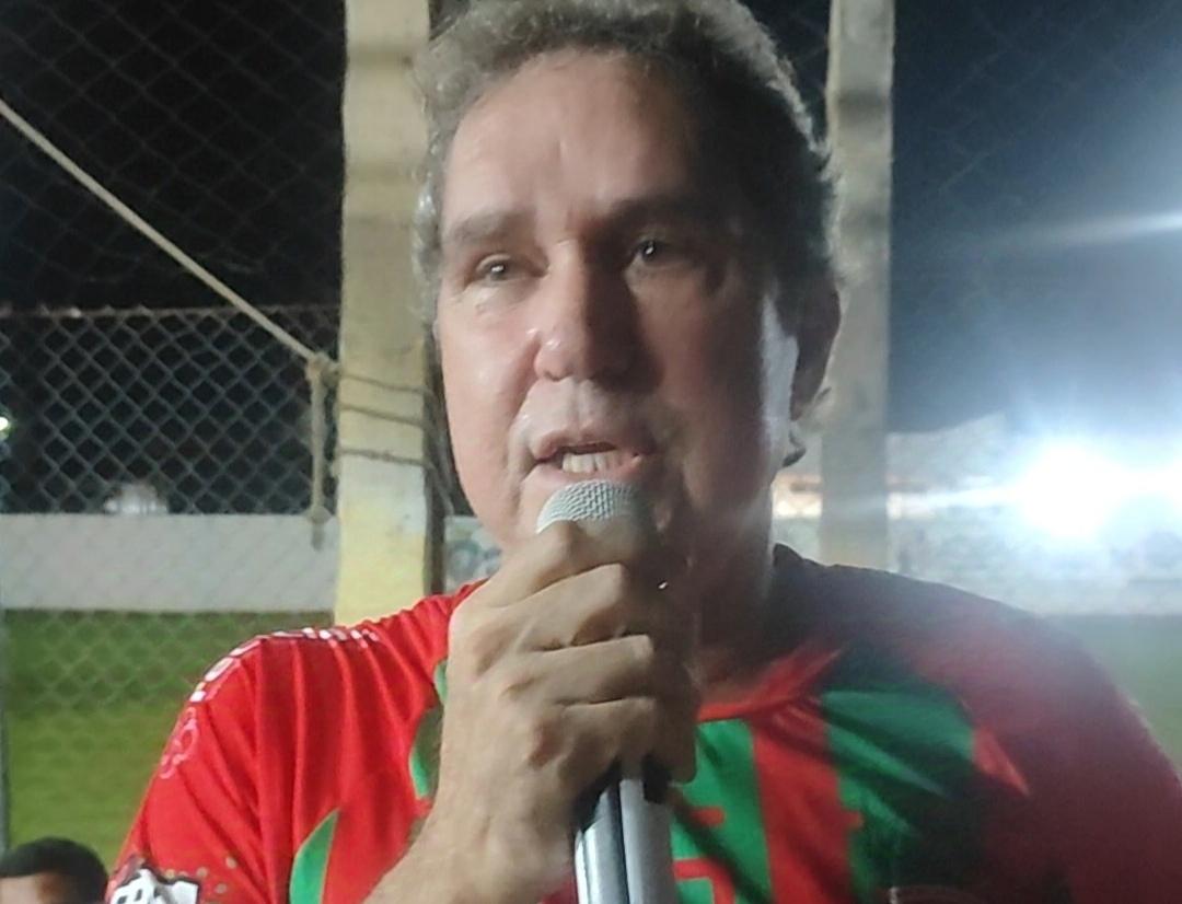 Zaeli veste camisa da imprensa Várzeagrandense em jogo festivo