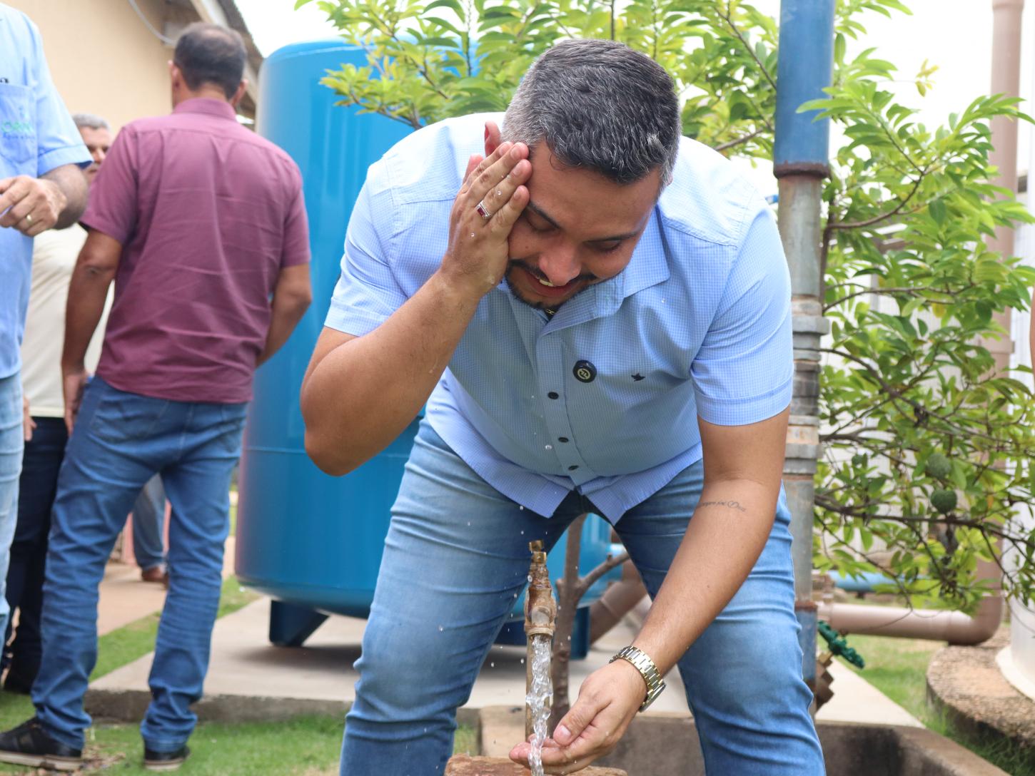 Dr Thiago Almeida entrega novos filtros para melhorar a qualidade da água em Livramento