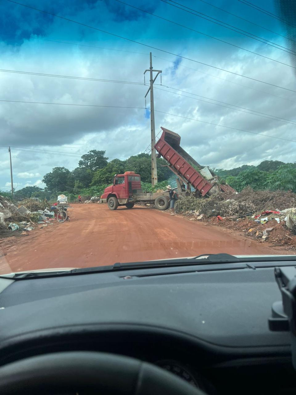 Flagrante: Dois caminhões caçamba descartam resíduos ilegalmente em Várzea Grande