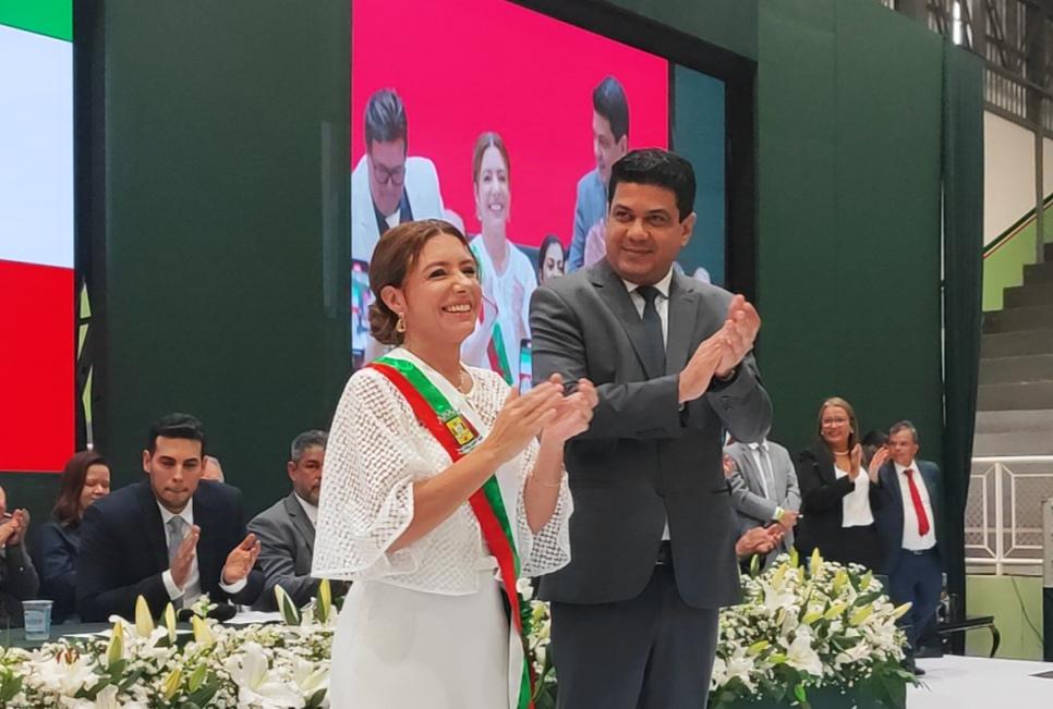 Flávia Moretti toma posse e recebe faixa do ex-prefeito Kalil Baracat em Várzea Grande