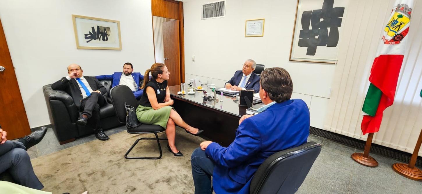 Flavia se encontra com senador Jayme Campos que reafirma compromisso pela cidade