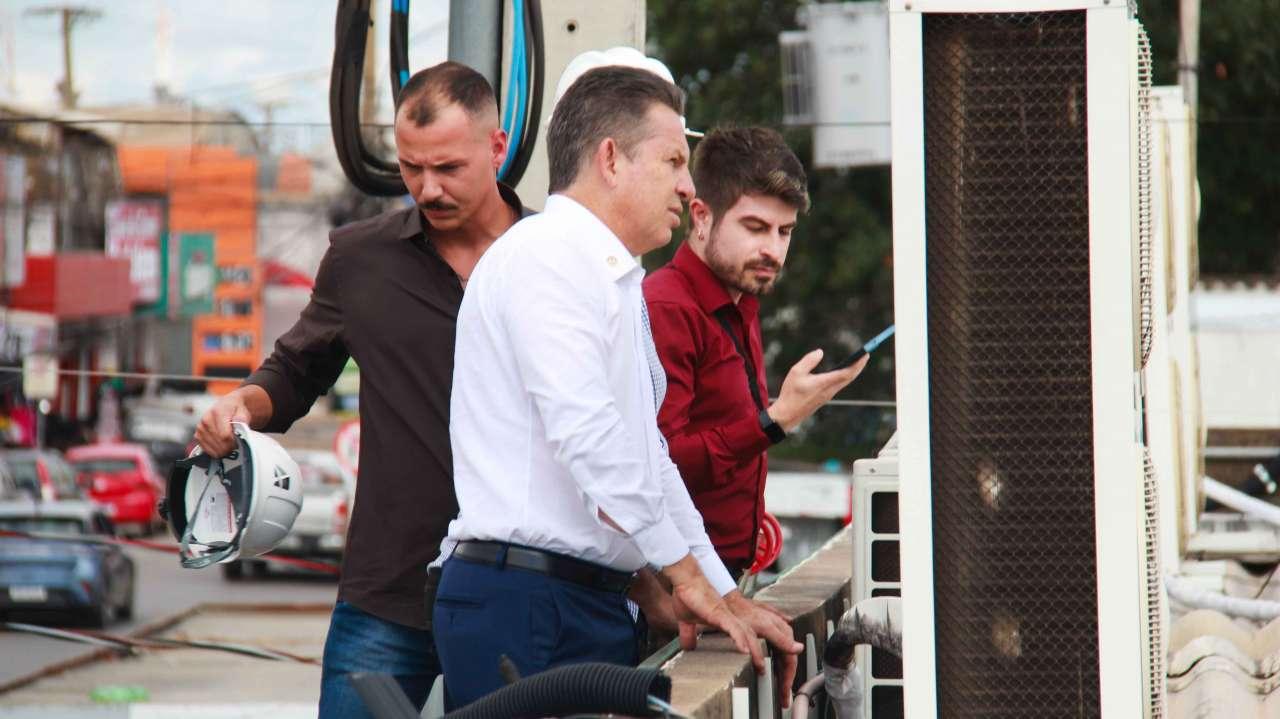 De trajes sociais ao telhado: Mauro Mendes vira “fiscal raiz” no PS de Várzea Grande