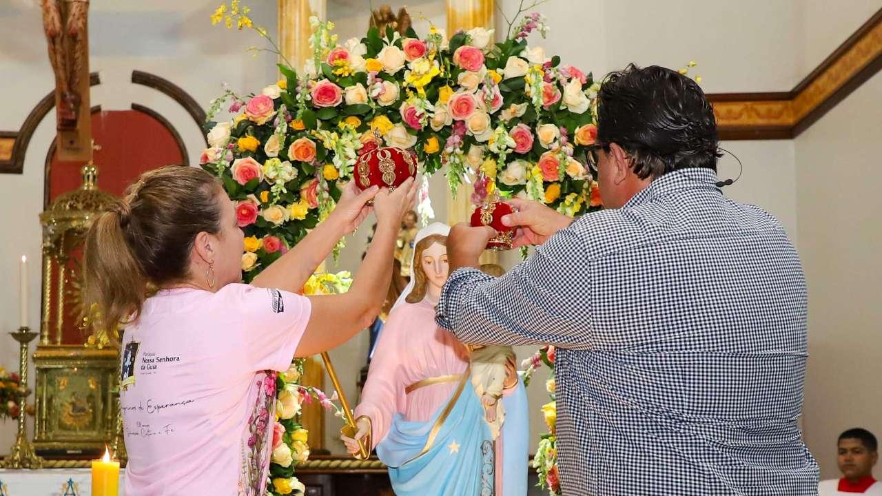 Prefeita e primeiro-cavalheiro coroam Nossa Senhora da Guia