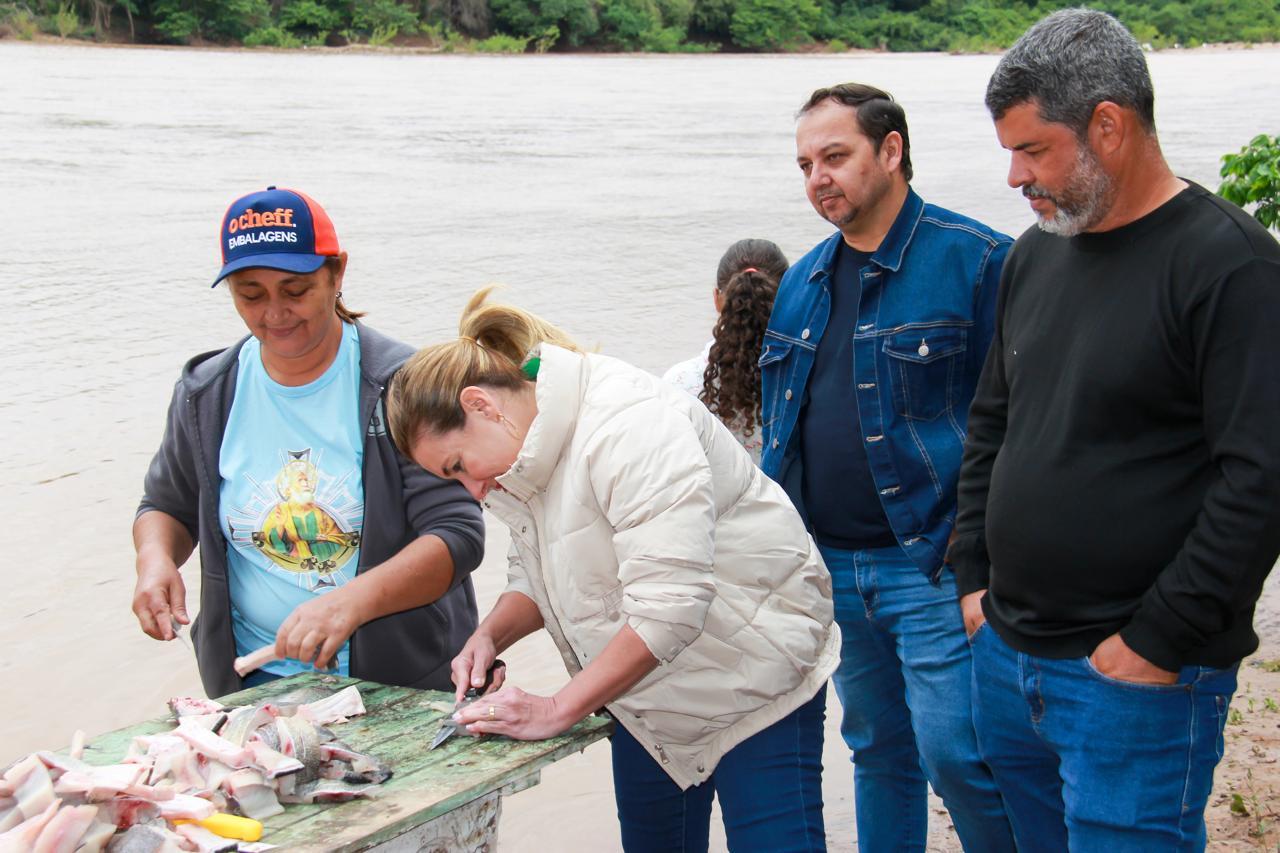 Prefeita acompanha mutirão de limpeza de peixe e convida população para 44° festa de São Pedro