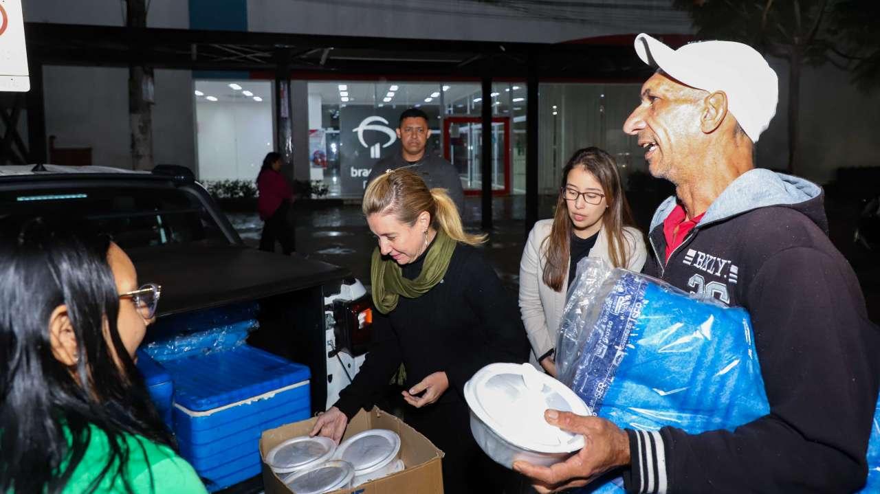 Prefeita participa da entrega de sopas e cobertores às pessoas em situação de rua
