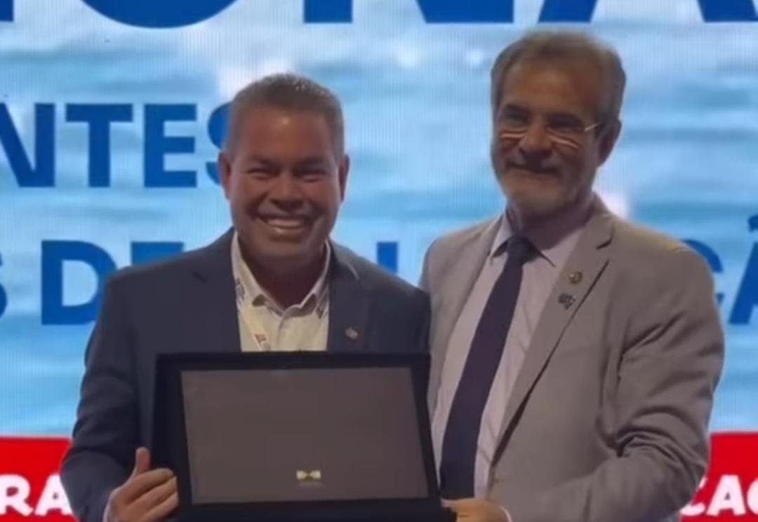 Silvio Fidelis é homenageado durante posse da nova diretoria da Undime Nacional