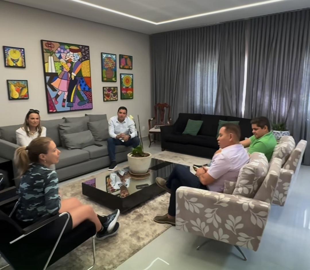 Vereador fica chateado com deputado após presença de influencer em reunião