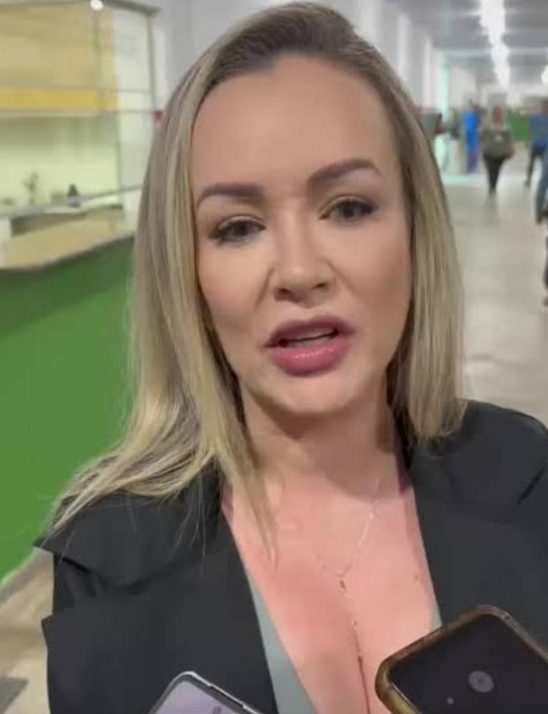 Carol Mello reage a ataques de vereador e cita possível quebra de decoro