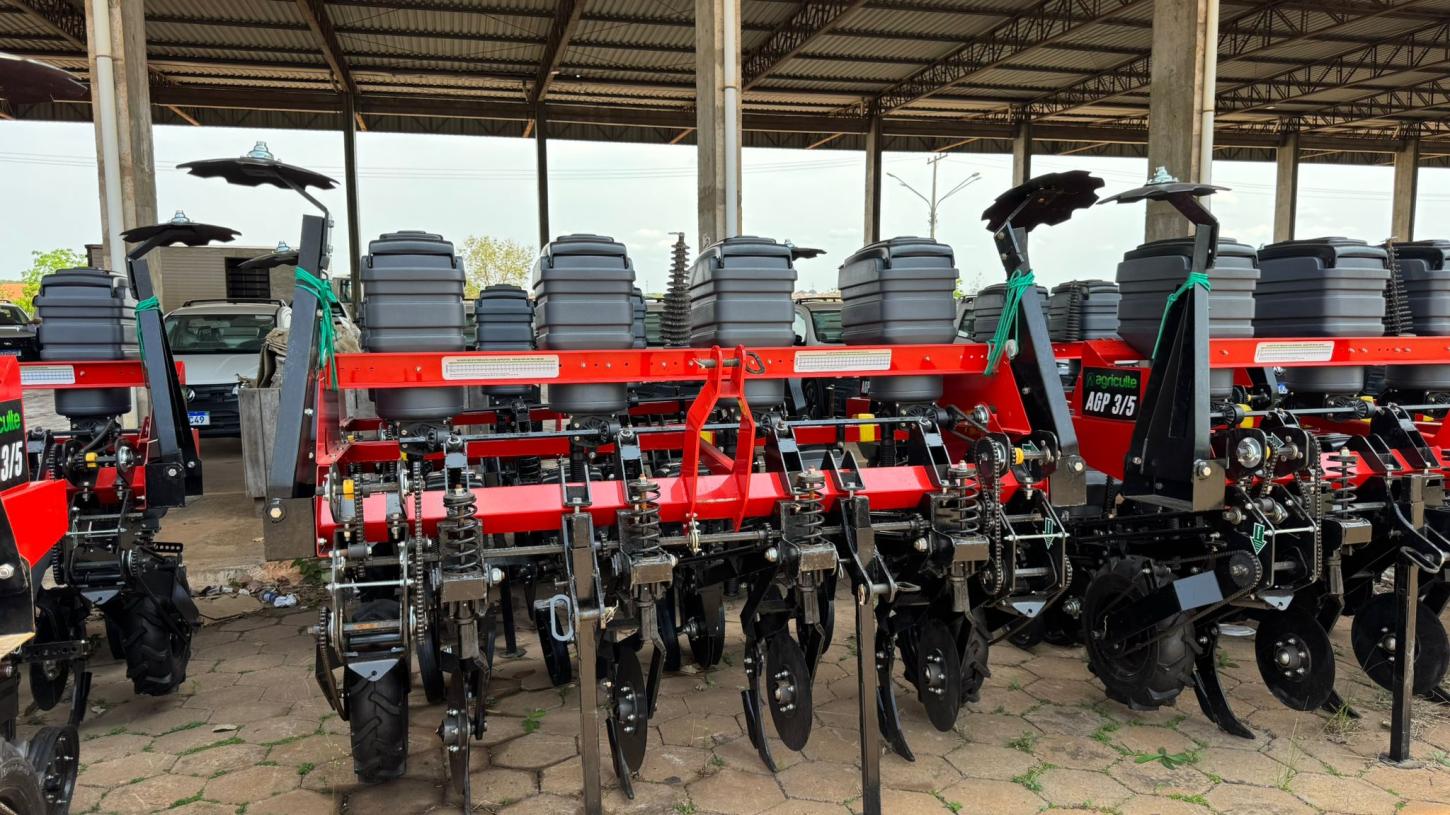 Fabinho reforça compromisso com a agricultura familiar e entrega plantadeira em Juruena