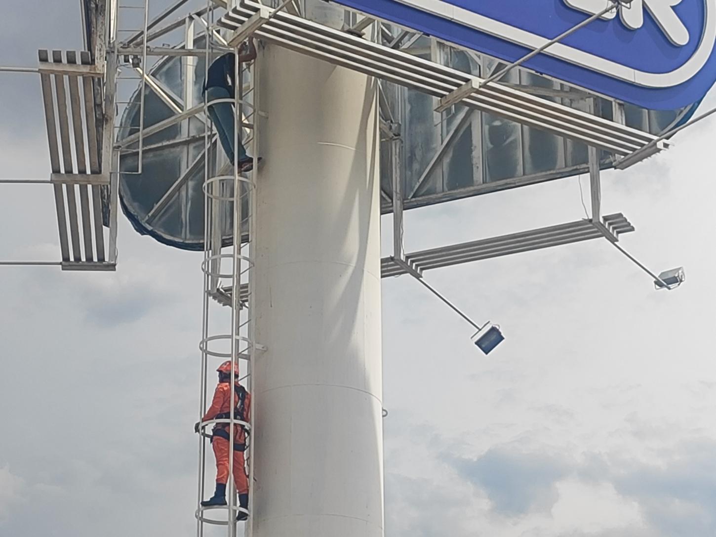 Homem fica 14 horas em torre na fachada de supermercado e é resgatado pelos bombeiros em Várzea Grande