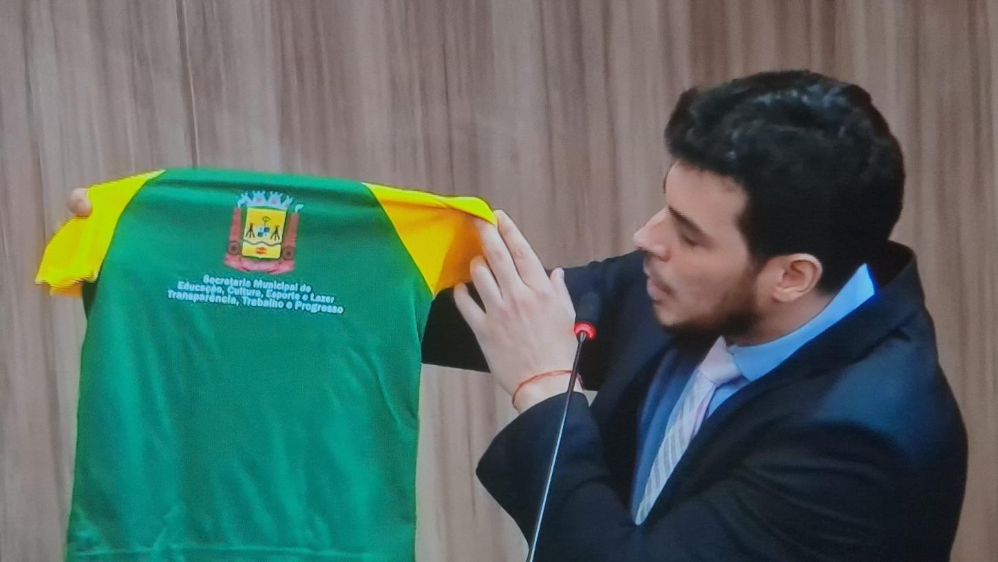 PRESIDENTE DA COMISSÃO DE EDUCAÇÃO DENUNCIA IRREGULARIDADE EM UNIFORMES ESCOLARES