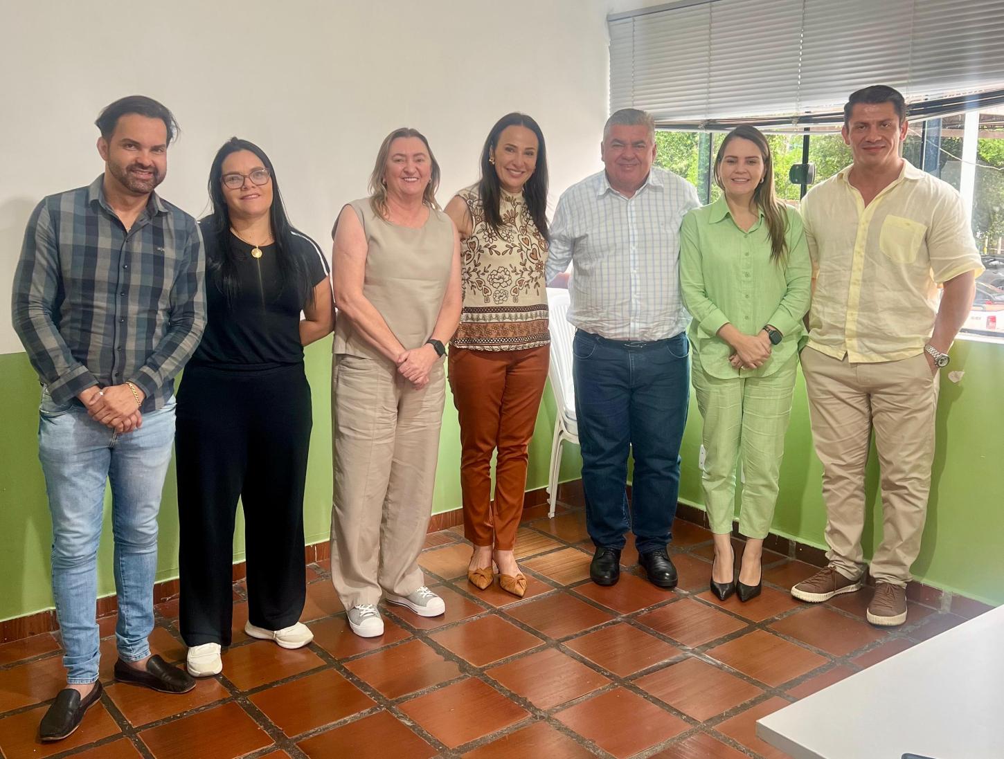 Secretária Deisi Bocalon recebe visita do prefeito de Barra do Garças, Adilson Macedo, e da secretária Salete Lauermann