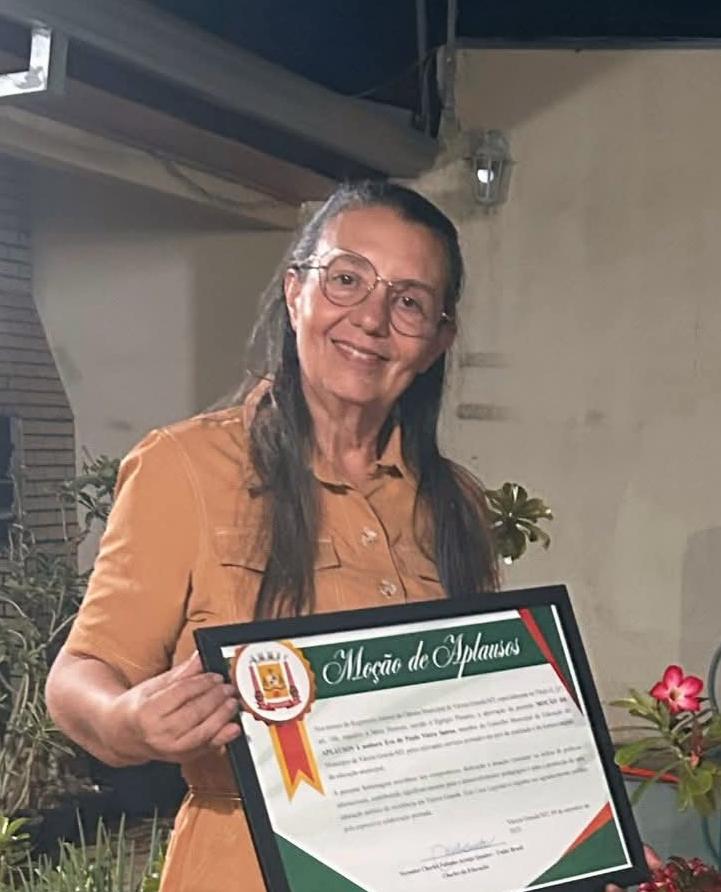 Professora celebra 30 anos de dedicação e anuncia aposentadoria em VG