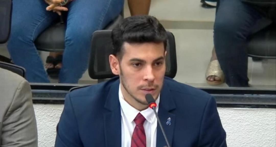 CHARLES DA EDUCAÇÃO SE MANIFESTA CONTRA RETIRADA DE 15 MÉDICOS E PEDE RECONSIDERAÇÃO EM VÁRZEA GRANDE