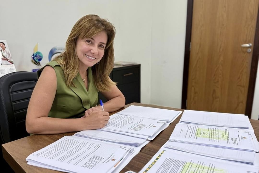 Flávia Moretti sanciona PCCS e anuncia avanço na valorização do servidor
