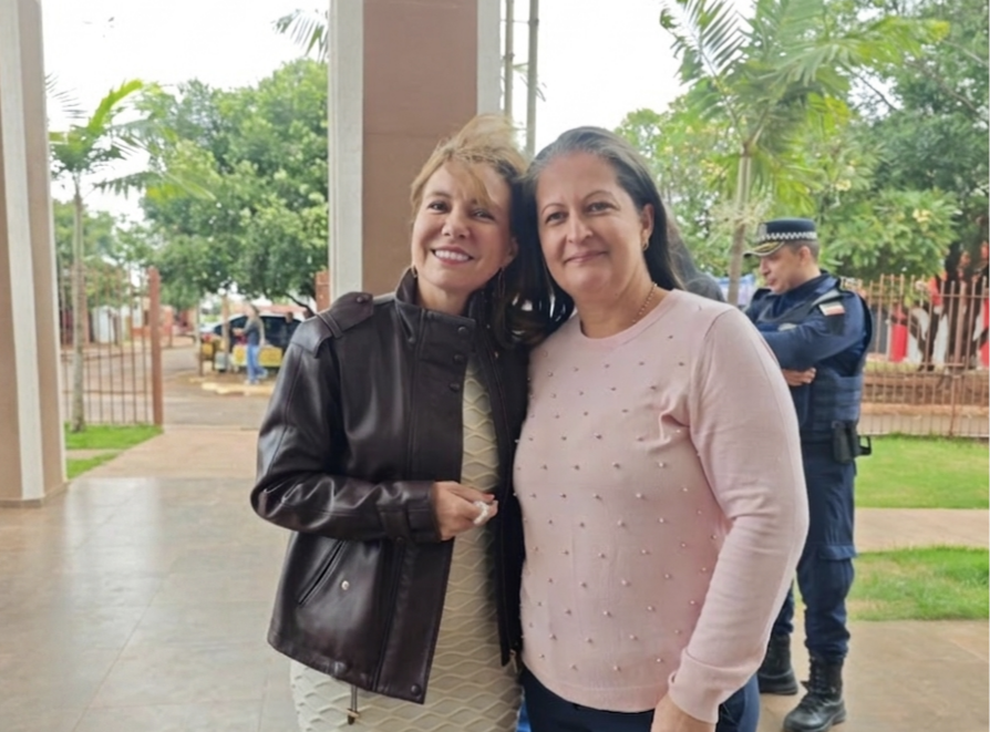 LUCINÉIA RETORNA AO PRIMEIRO ESCALÃO E PARTICIPA DE MISSA AO LADO DE FLÁVIA