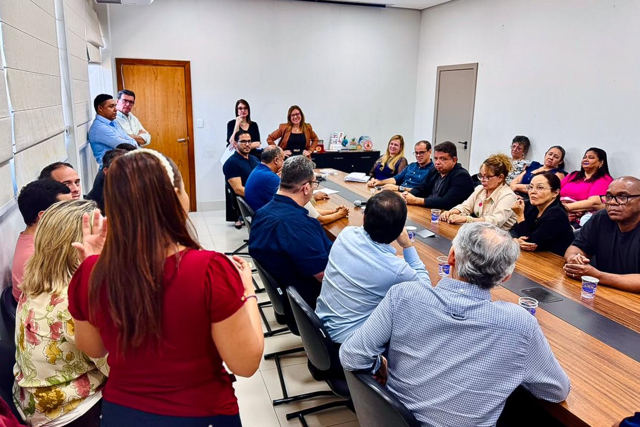 PREFEITA APRESENTA AVANÇOS NA ELABORAÇÃO DO PCCS DA SAÚDE